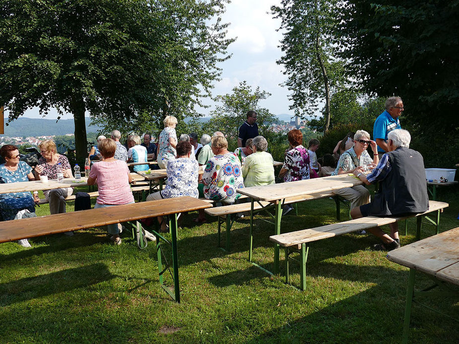 Nachfeier des Mährisch-Neustädter Wachsstockfestes an der Weingartenkapelle (Foto: Karl-Franz Thiede)